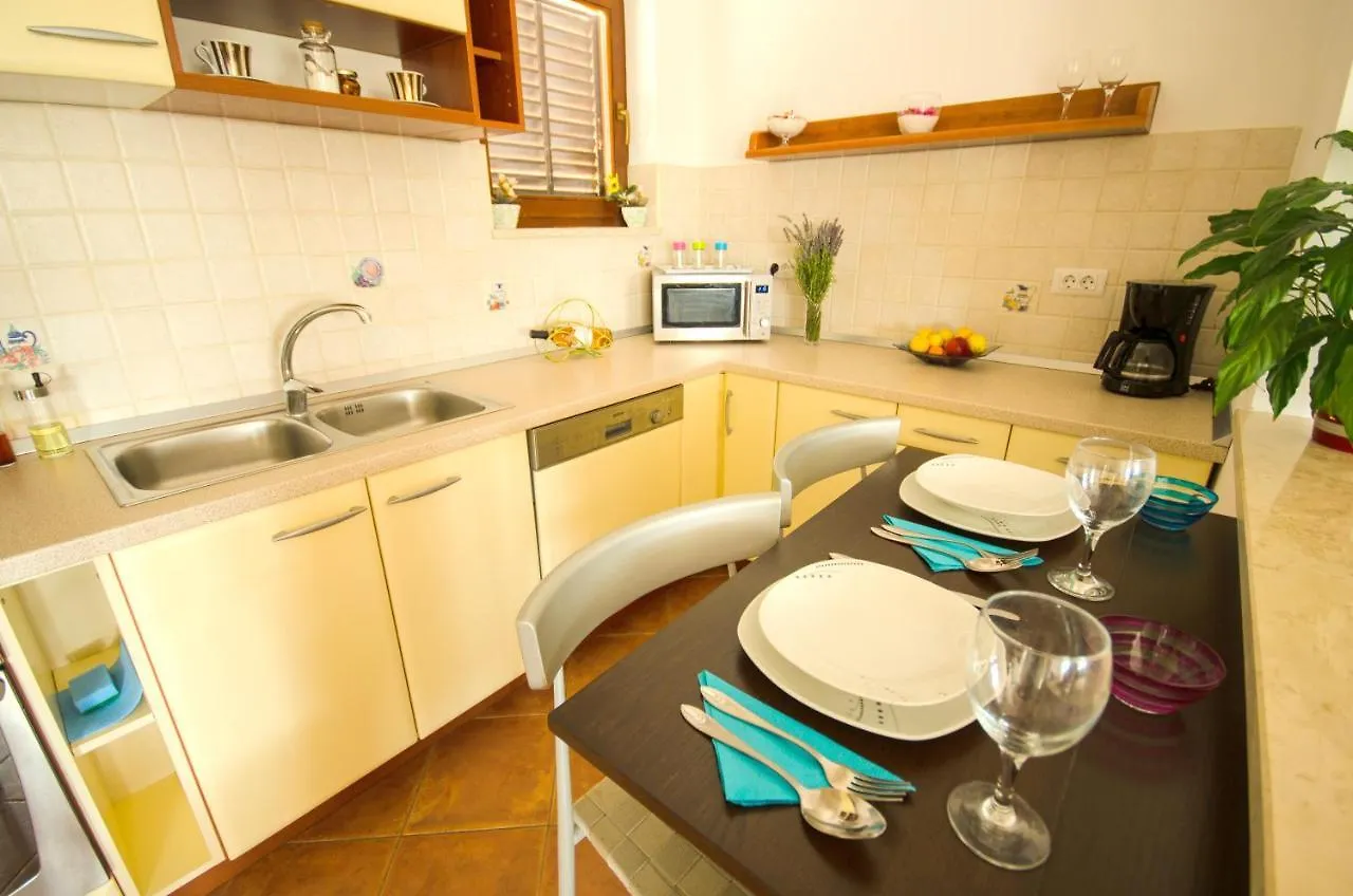 Apartment Ivis Vinkuran 0*,  Croatia